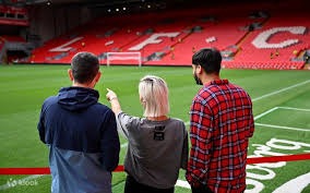 国足完败愧对现场围巾墙 张玉宁捂脸抹泪